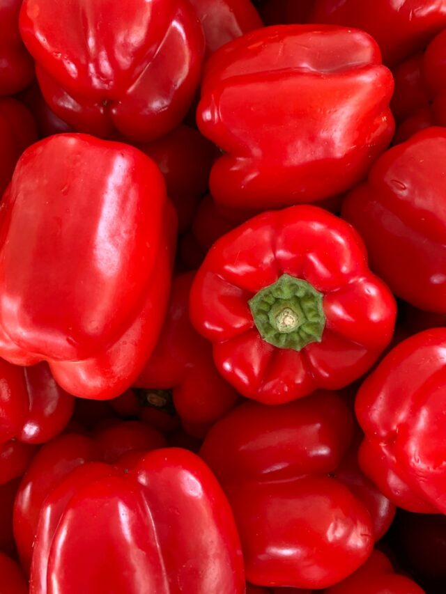 red bell pepper in close up photography