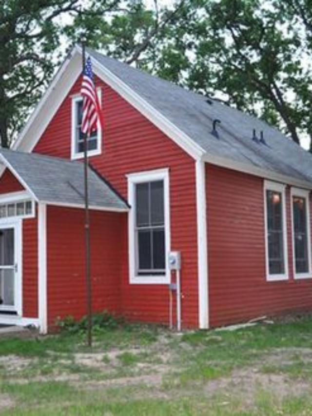 Couple Transforms 111-Year-Old Schoolhouse into a Dream Home – Pros & Cons